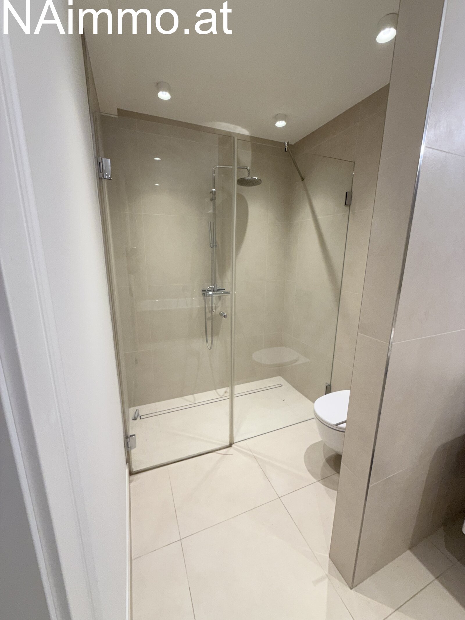 Neu errichtete DG Wohnung, Klima, große Terrasse, toller Blick